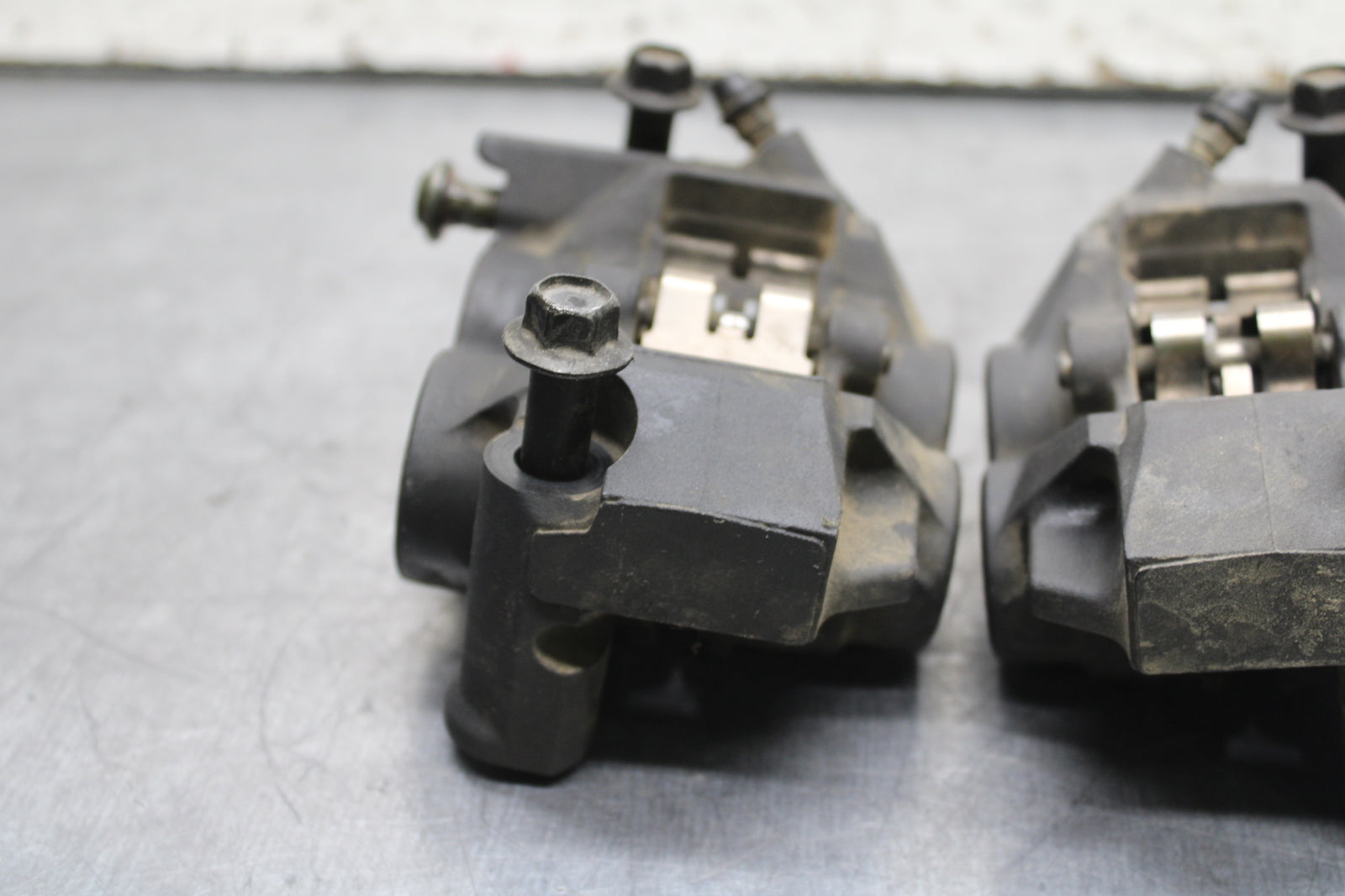 06-07 YAMAHA YZF R6 RIGHT LEFT FRONT BRAKE CALIPER SET PAIR CALIPERS BB742