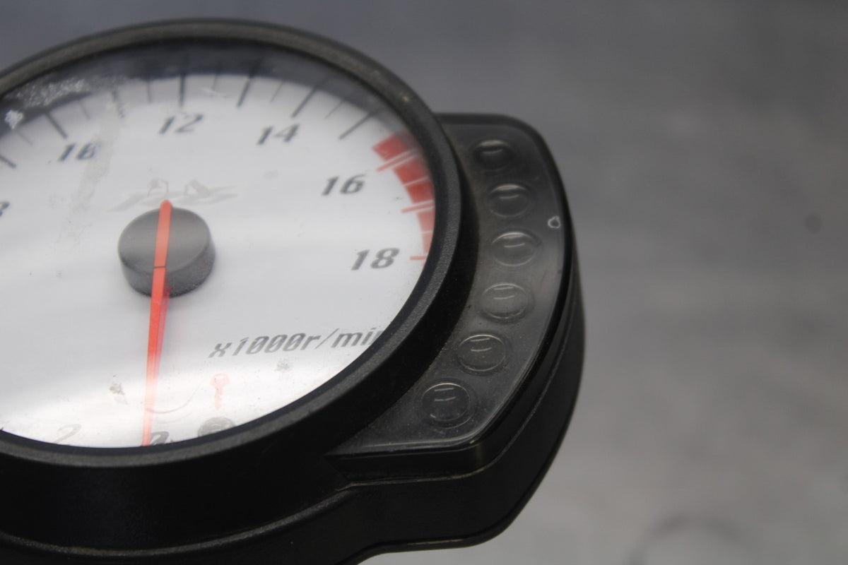 05 YAMAHA YZF R6 SPEEDO TACH GAUGES DISPLAY CLUSTER SPEEDOMETER TACHOMETER BB890