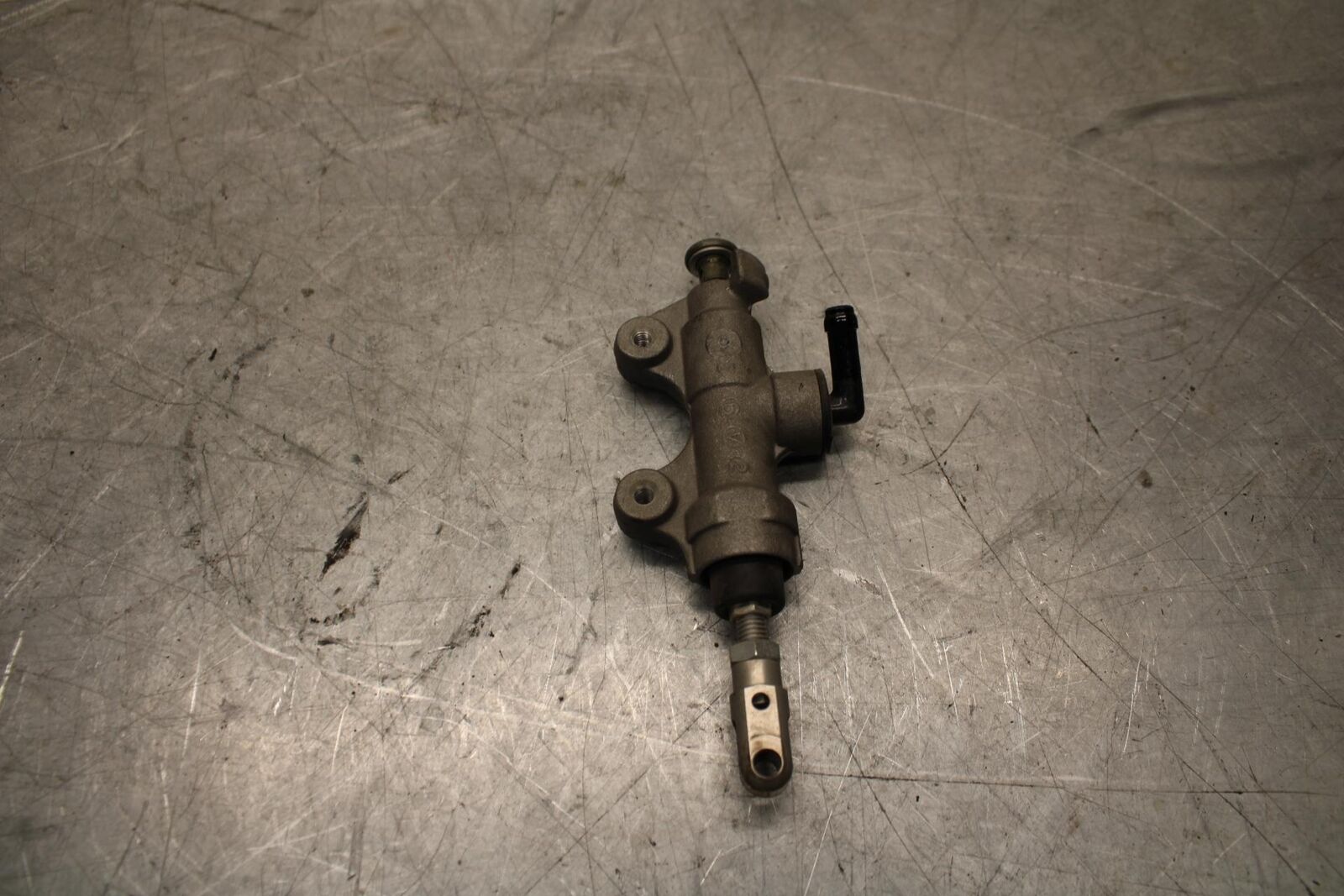 2007 Yamaha YZF R6 REAR BACK BRAKE MASTER CYLINDER 2C0-2583V-01-00 BB525
