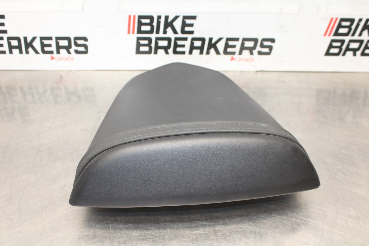 05 SUZUKI GSXR600 REAR BACK PASSENGER TANDEM SEAT PAD SADDLE PILLION BB329