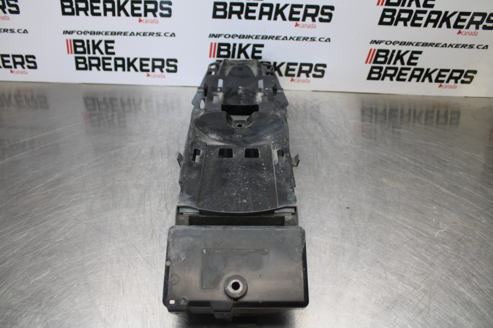 06-07 SUZUKI GSXR 600 REAR BACK TAIL UNDERTAIL BATTERY TRAY PLASTIC BB170