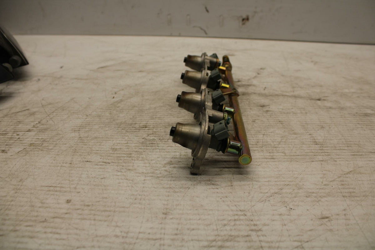 05-06 HONDA CBR600RR SECONDARY FUEL INJECTORS TOP AIRBOX GAS RAIL BB307