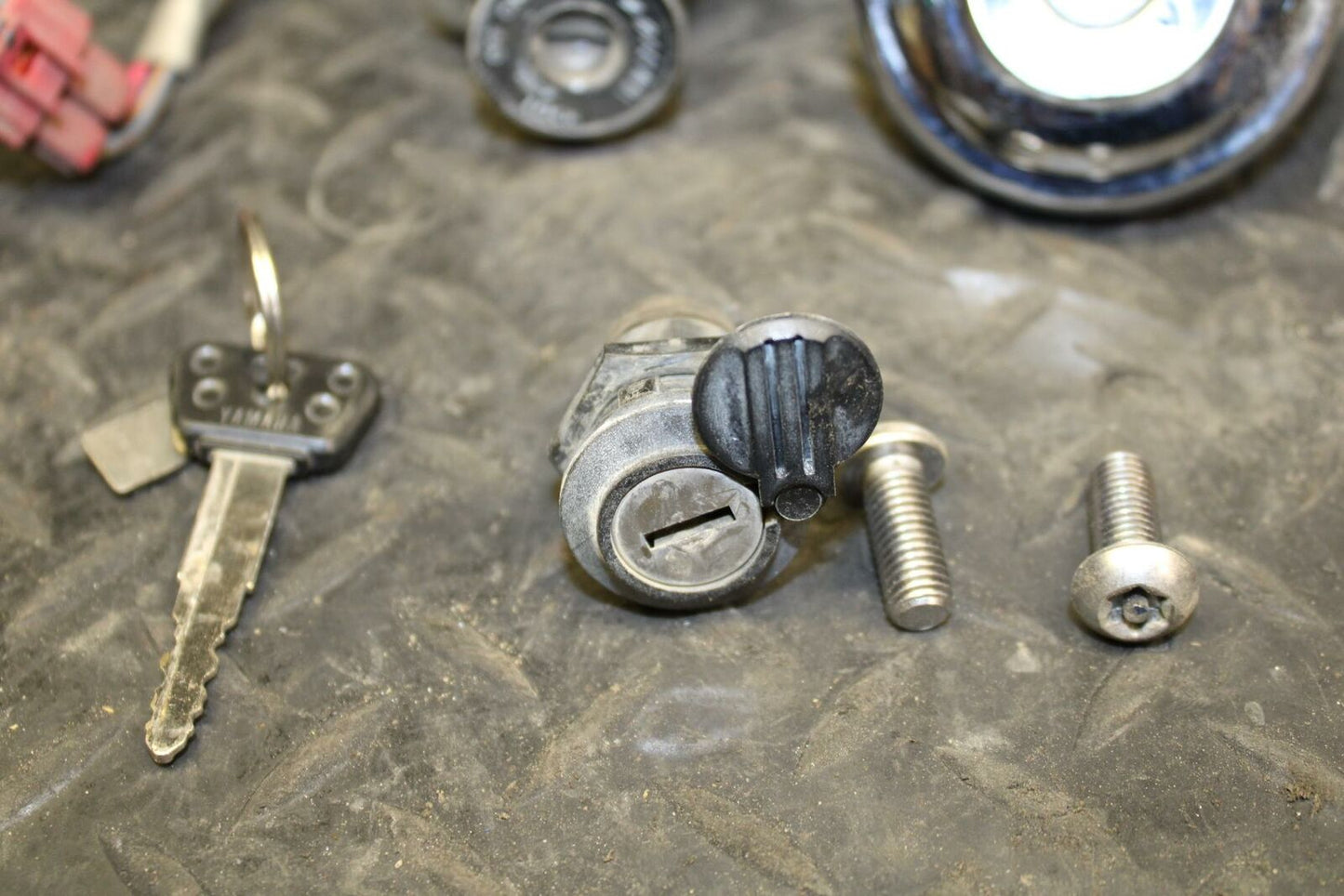 06 YAMAHA V STAR 1100 IGNITION LOCK KEY SET W/ GAS CAP AND SEAT LOCK  BB184