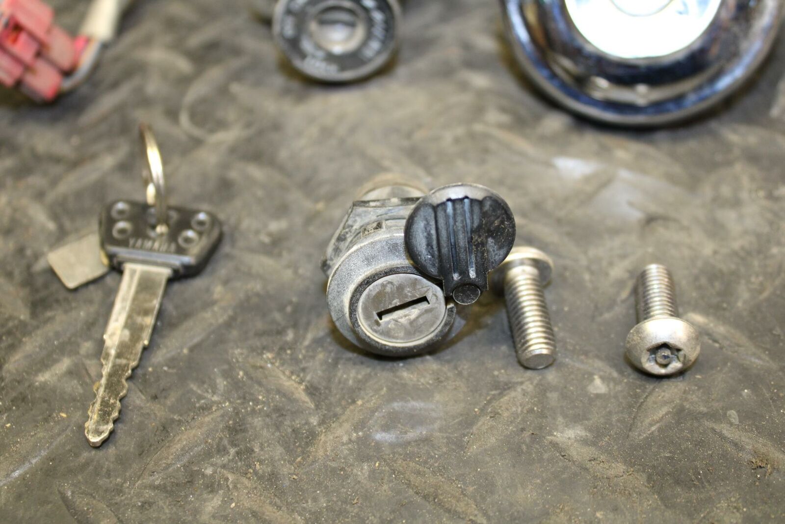 06 YAMAHA V STAR 1100 IGNITION LOCK KEY SET W/ GAS CAP AND SEAT LOCK  BB184