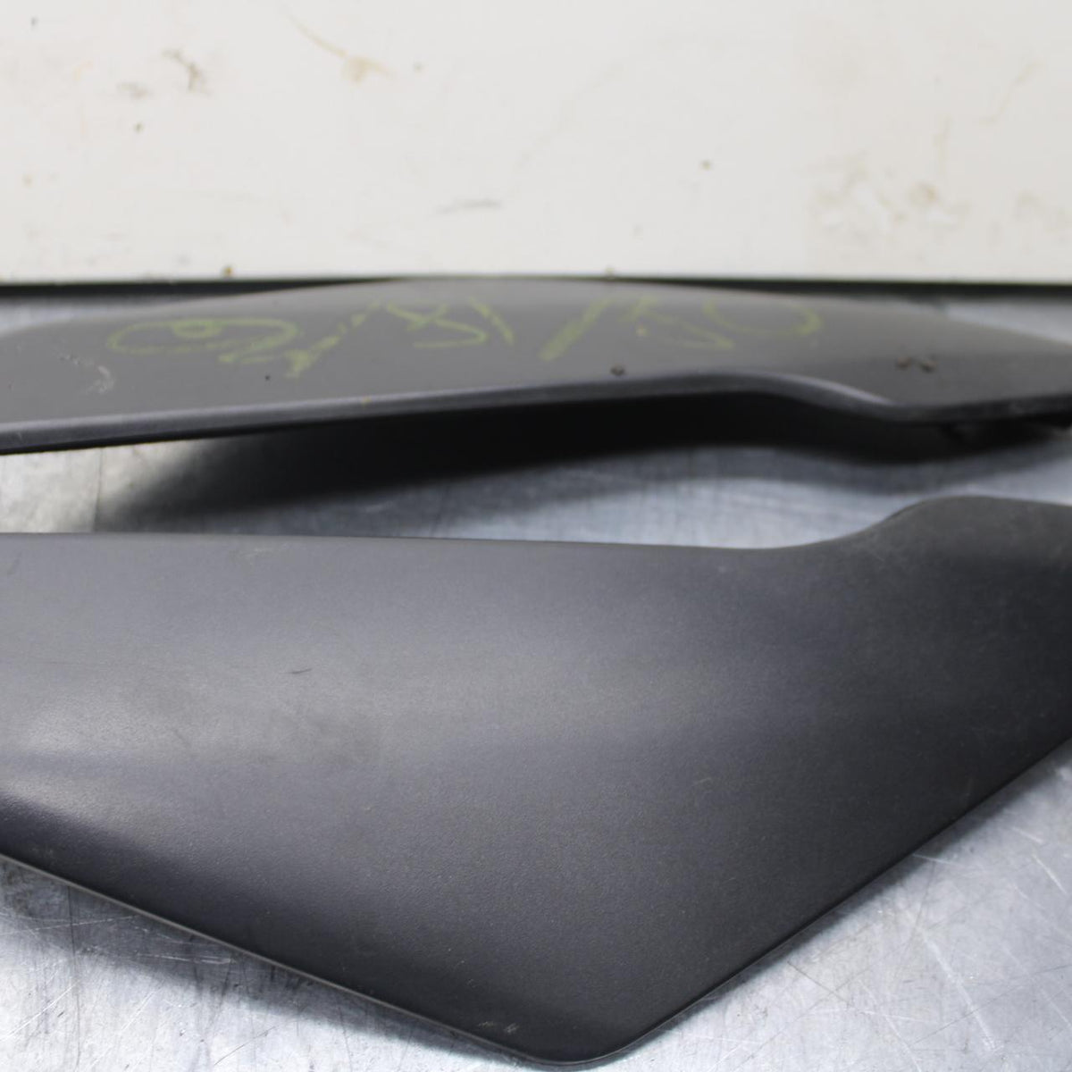 04-05 SUZUKI GSXR750 RIGHT LEFT FRONT SIDE SEAT PANELS TRIMS COWLS  BB81