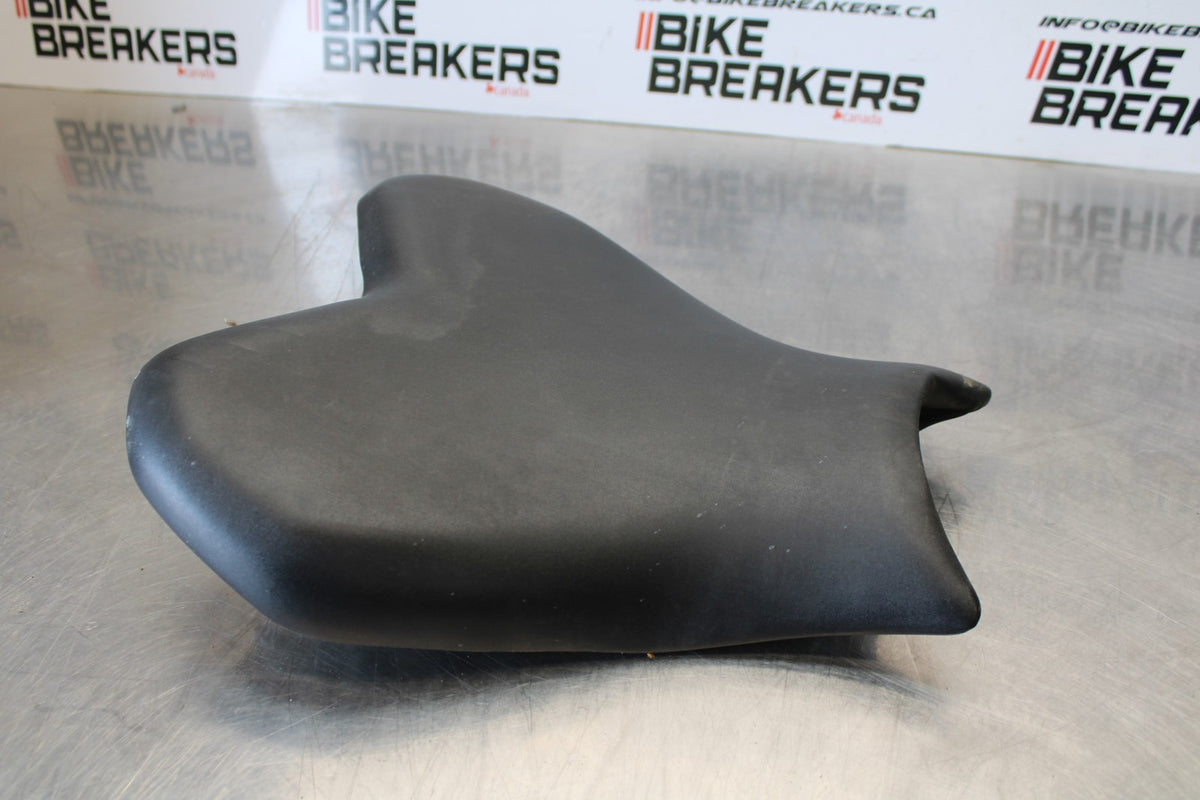 22-25 YAMAHA YZF R7 FRONT DRIVERS SEAT PAD SADDLE PILLION BB176