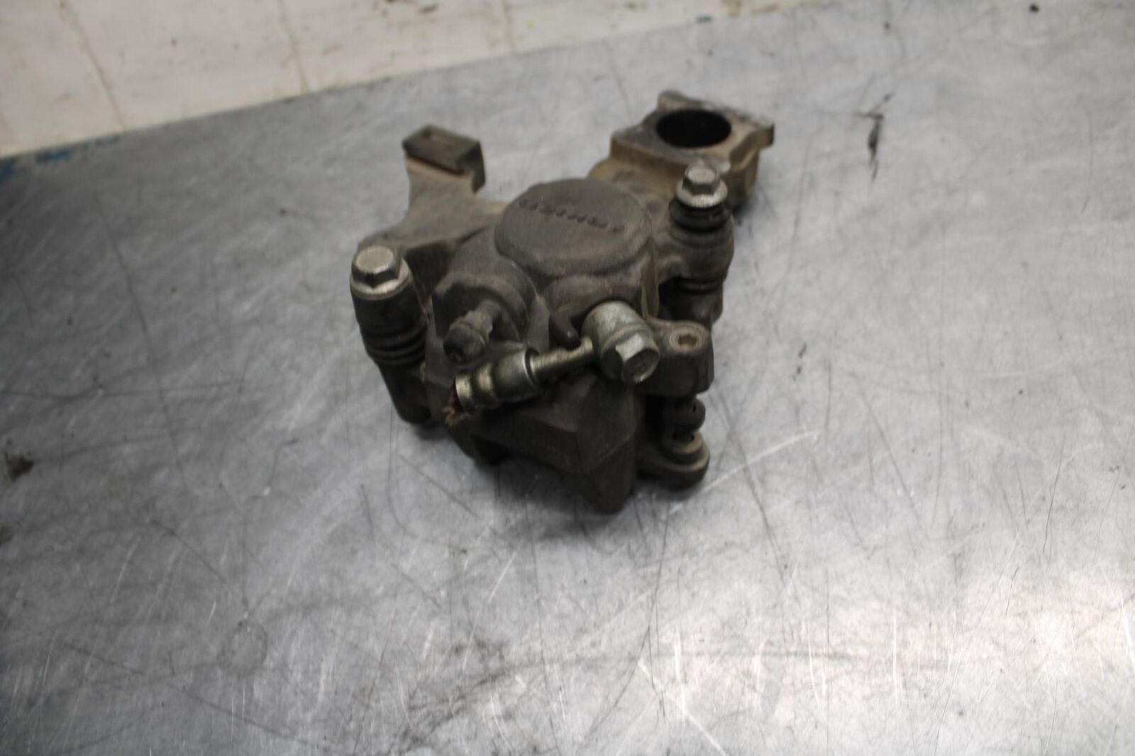 08-10 SUZUKI GSXR750 REAR BACK BRAKE CALIPER W MOUNT BRACKET bb476