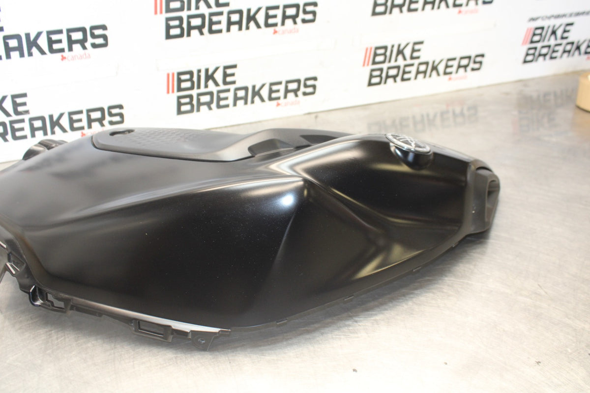 23-24 YAMAHA MT-07 LEFT GAS TANK FUEL CELL COVER FAIRING COWL BB927