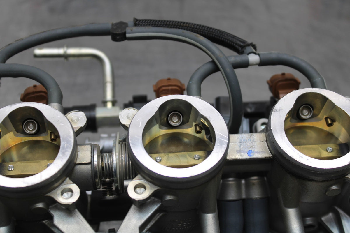 11-25 SUZUKI GSXR 600  MAIN FUEL INJECTORS / THROTTLE BODIES BB830