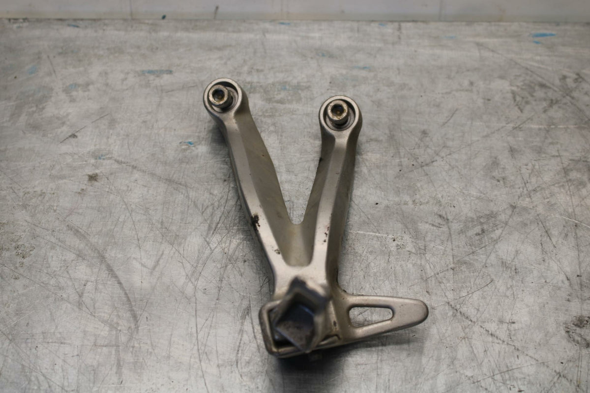 01-02 SUZUKI GSXR750 LEFT REAR BACK PASSENGER PEG BB28