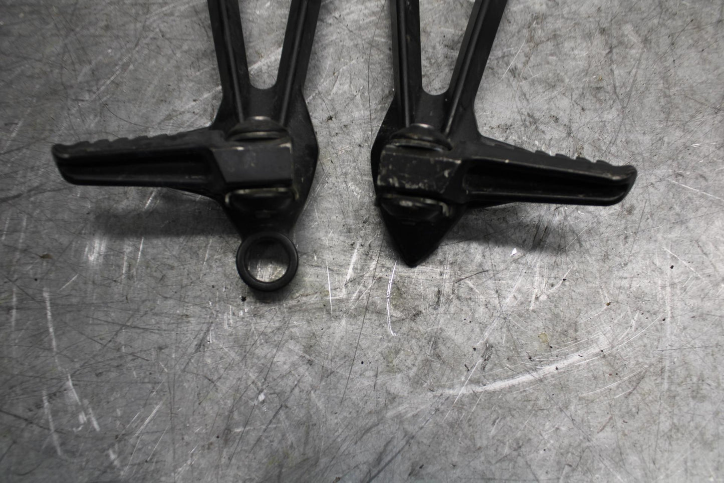 2009 Kawasaki Ninja ZX6R ZX600R REAR BACK PASSENGER PEG SET PAIR BB538