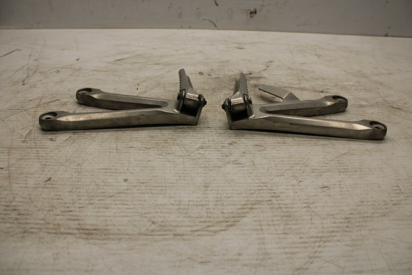 05-06 HONDA CBR600RR REAR BACK PASSENGER PEG SET PAIR BB307