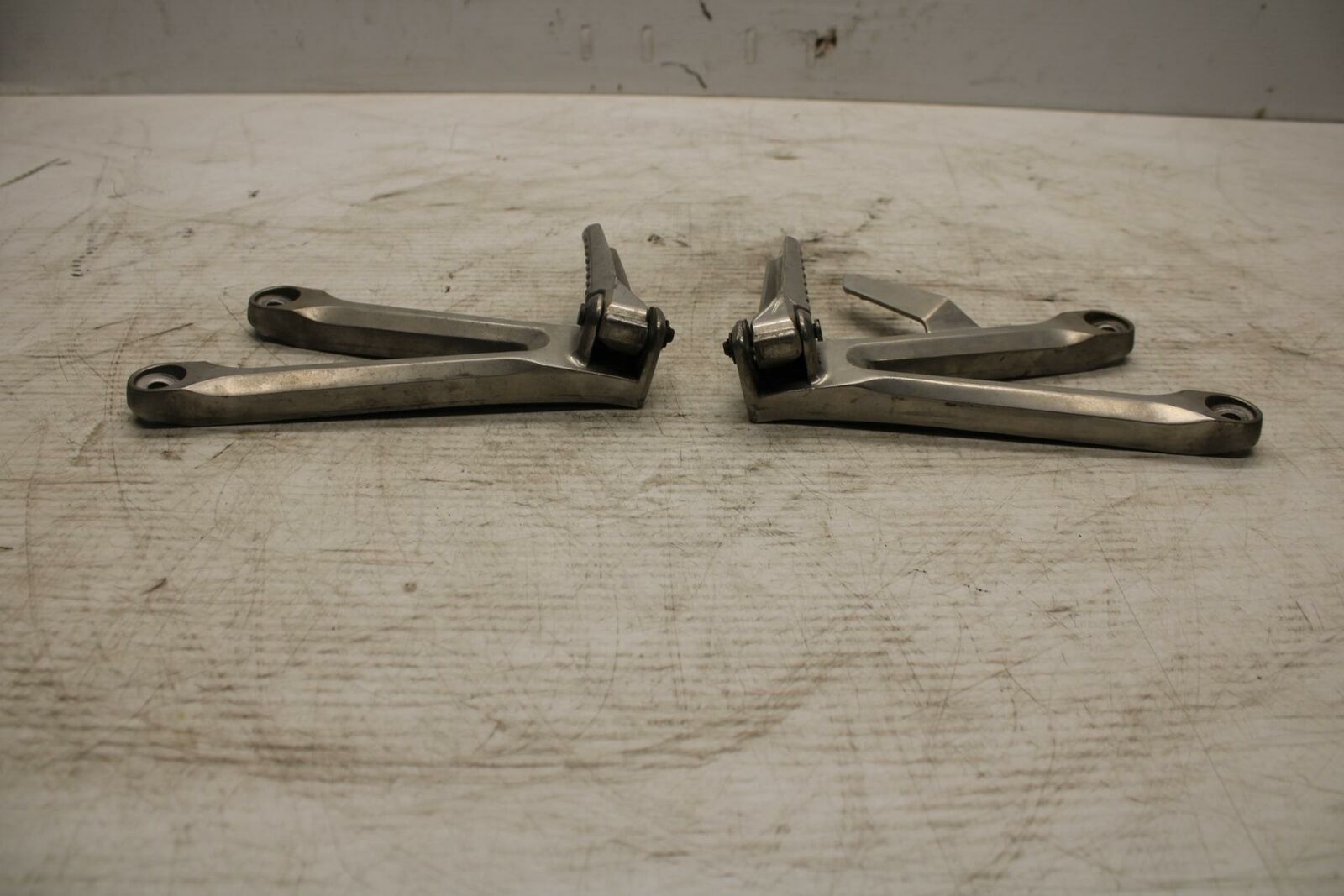 05-06 HONDA CBR600RR REAR BACK PASSENGER PEG SET PAIR BB307