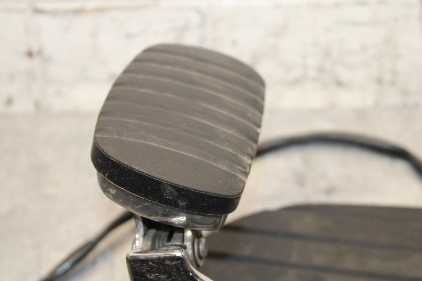 2005 Kawasaki Vulcan 1600 VN1600D Nomad RIGHT FRONT FOOT REST PEG STEP BB556