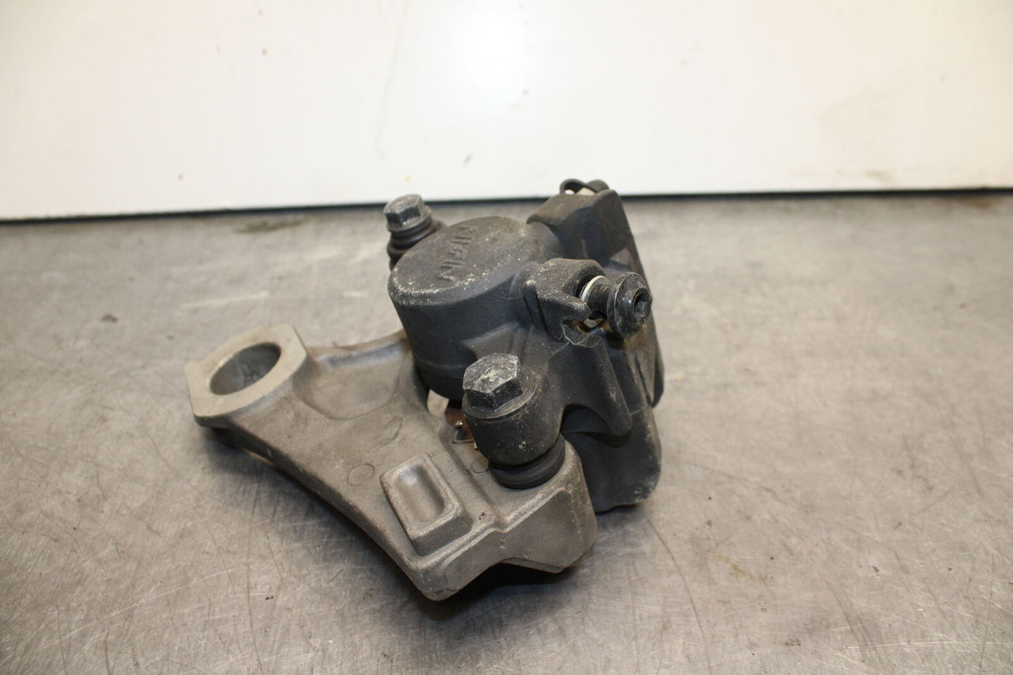 09-14 YAMAHA YZF R1 REAR BACK BRAKE CALIPER W MOUNT BRACKET BB118