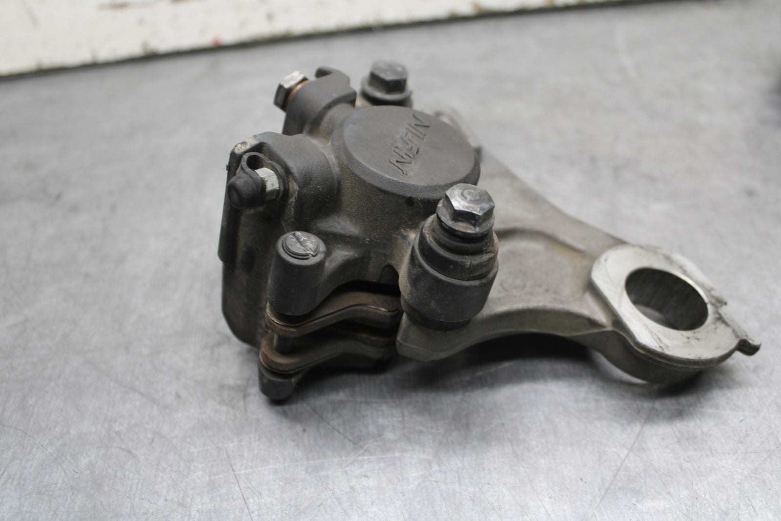 07-08 YAMAHA YZF R1 REAR BACK BRAKE CALIPER W MOUNT BRACKET BB724