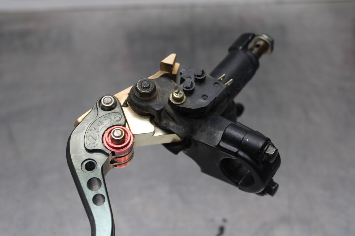06 SUZUKI SV650S FRONT BRAKE MASTER CYLINDER w/ LEVER BB783