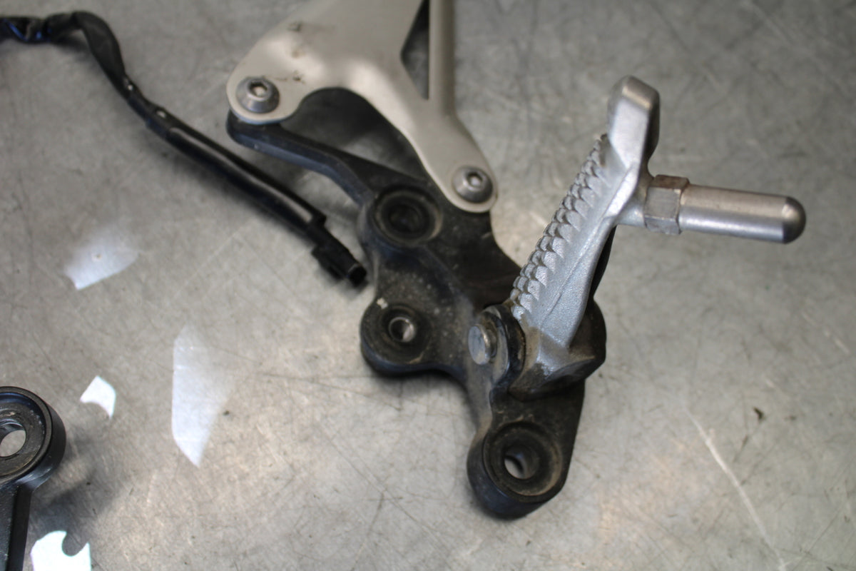 19-22 KAWASAKI Z400 RIGHT LEFT REARSETS REAR SET DRIVER FOOT PEGS  BB708