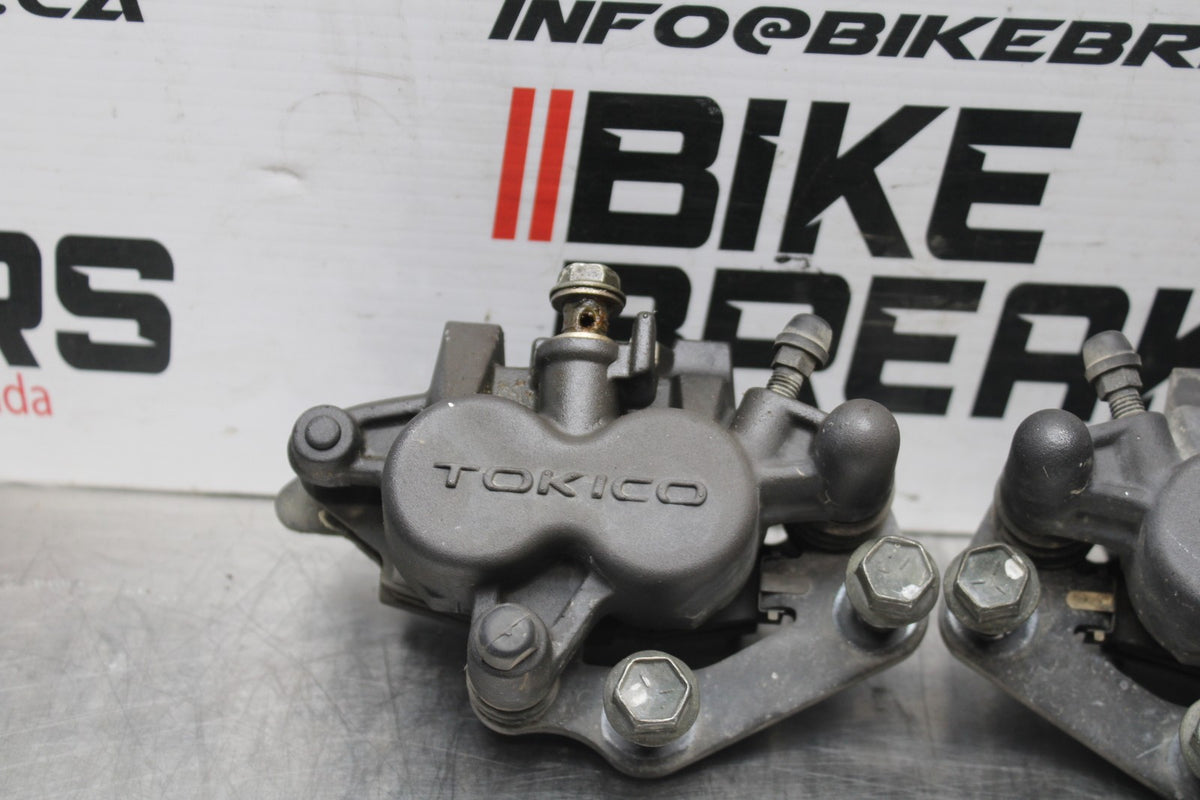 06 SUZUKI SV650S RIGHT LEFT FRONT BRAKE CALIPER SET PAIR CALIPERS BB783