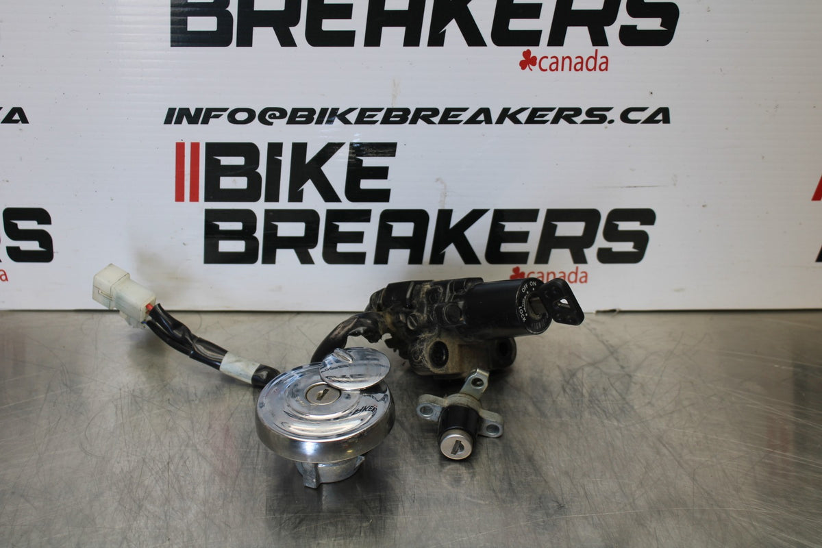 09 YAMAHA V STAR 950 IGNITION LOCK KEY SET W/ GAS CAP AND SEAT LOCK BB172