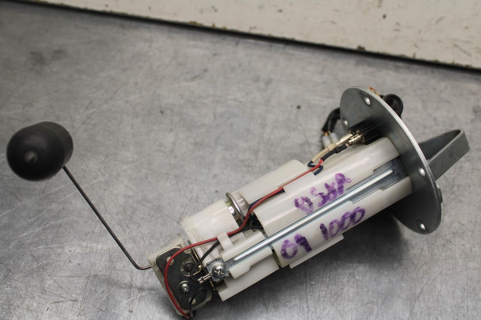 09-11 SUZUKI GSXR 1000 FUEL PUMP GAS PETROL SENDER UNIT 15100-47H00  BB96