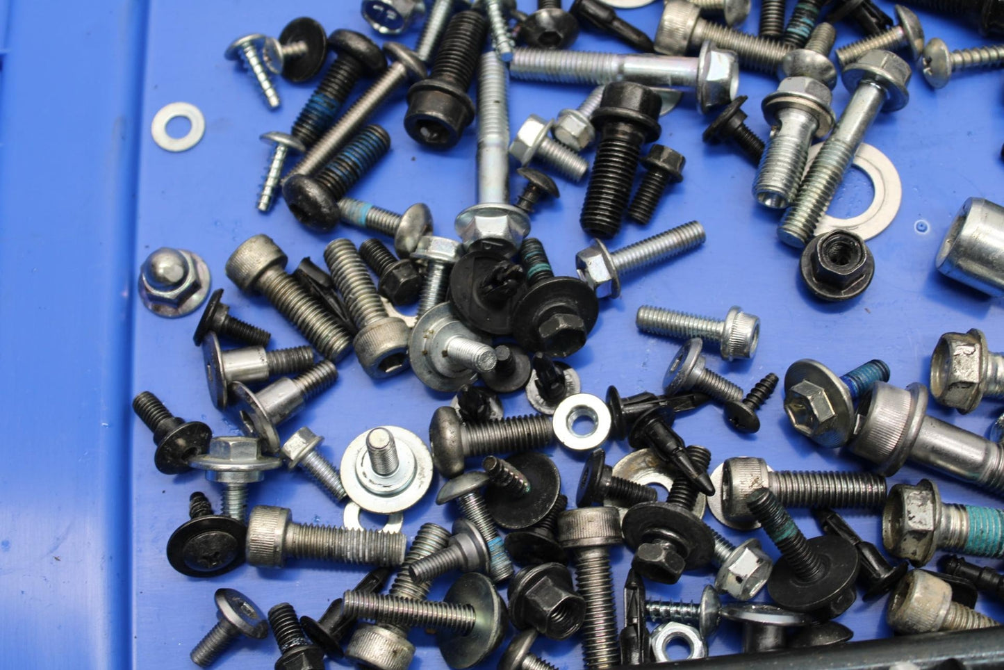 20 SUZUKI GSXR 1000 MISCELLANEOS BOLTS HARDWARE MOTOR SCREWS BB597