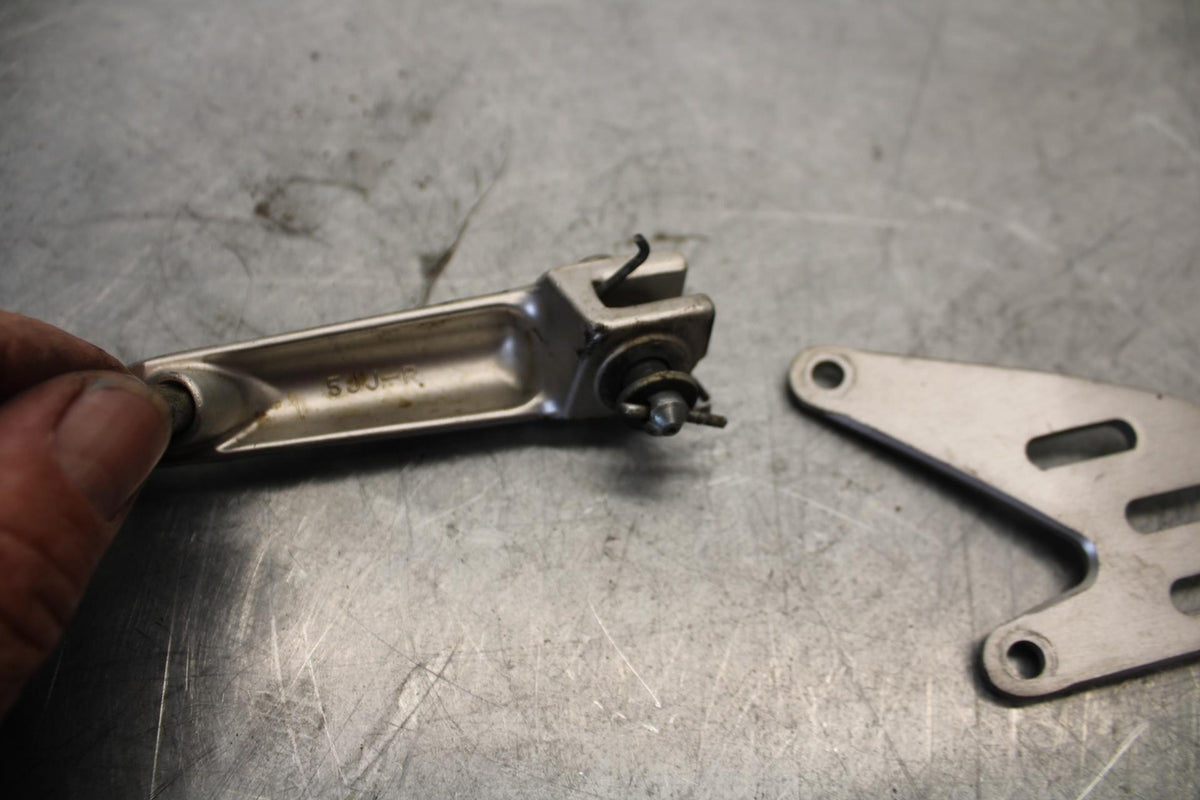 07-08 YAMAHA YZF R1 RIGHT FRONT FOOT REST PEG STEP BB439