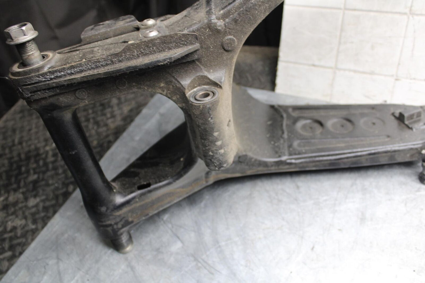 2009 Kawasaki Ninja ZX6R ZX600R SPRAY PAINTED  SWINGARM BACK SUSPENSION BB538