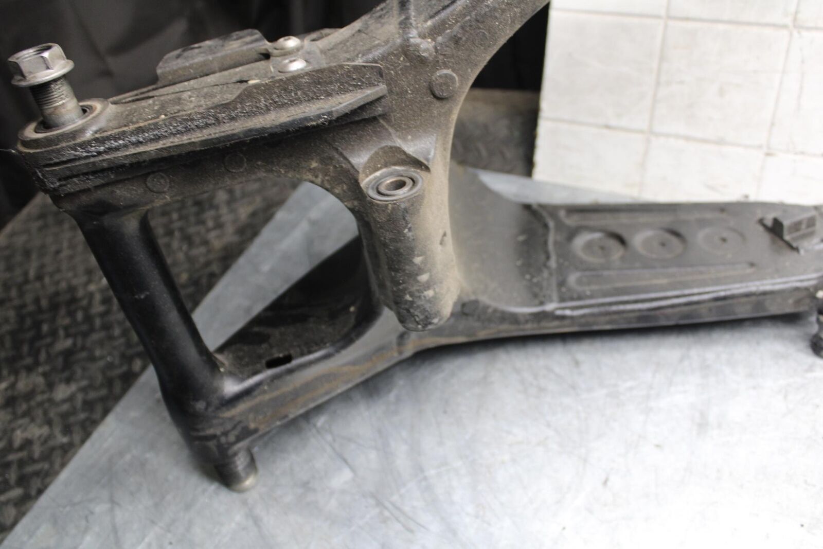 2009 Kawasaki Ninja ZX6R ZX600R SPRAY PAINTED  SWINGARM BACK SUSPENSION BB538