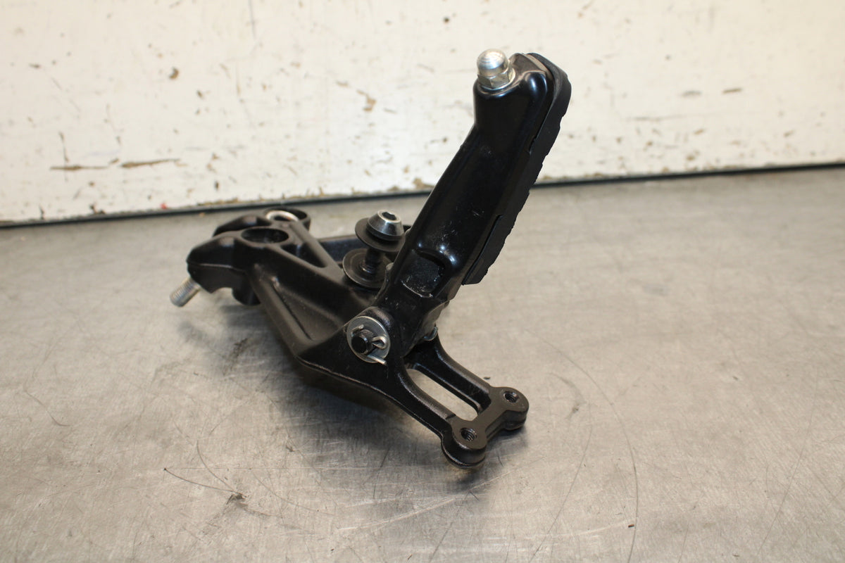 17-24 KTM 390 DUKE LEFT REARSET REAR SET DRIVER FOOT PEG REST STOP BB734