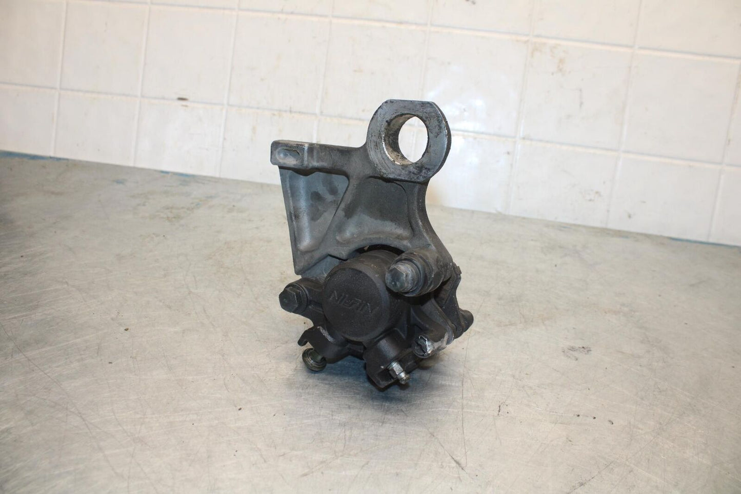 07 YAMAHA YZF R6 2c0 REAR BRAKE CALIPER W HANGER BACK MOUNTING BRACKET BB423