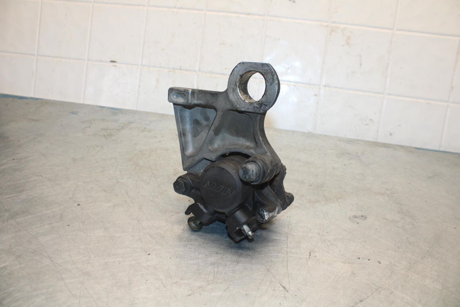 07 YAMAHA YZF R6 2c0 REAR BRAKE CALIPER W HANGER BACK MOUNTING BRACKET BB423
