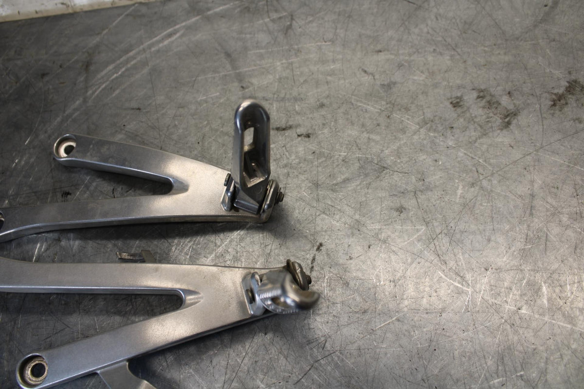 2011 Honda CBR600RR REAR BACK PASSENGER PEG SET PAIR 50720-MEL-305 BB520