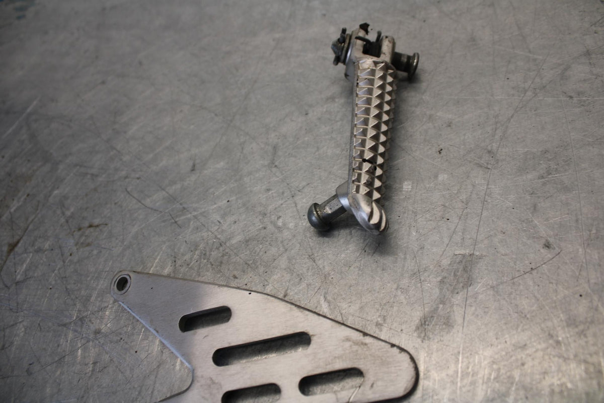 07-08 YAMAHA YZF R1 RIGHT FRONT FOOT REST PEG STEP BB439