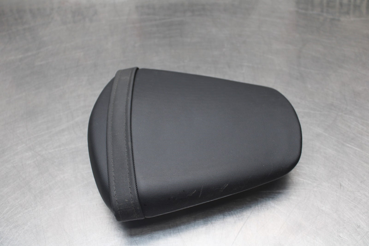 11-23 SUZUKI GSXR 600 REAR BACK PASSENGER TANDEM SEAT PAD SADDLE PILLION BB418