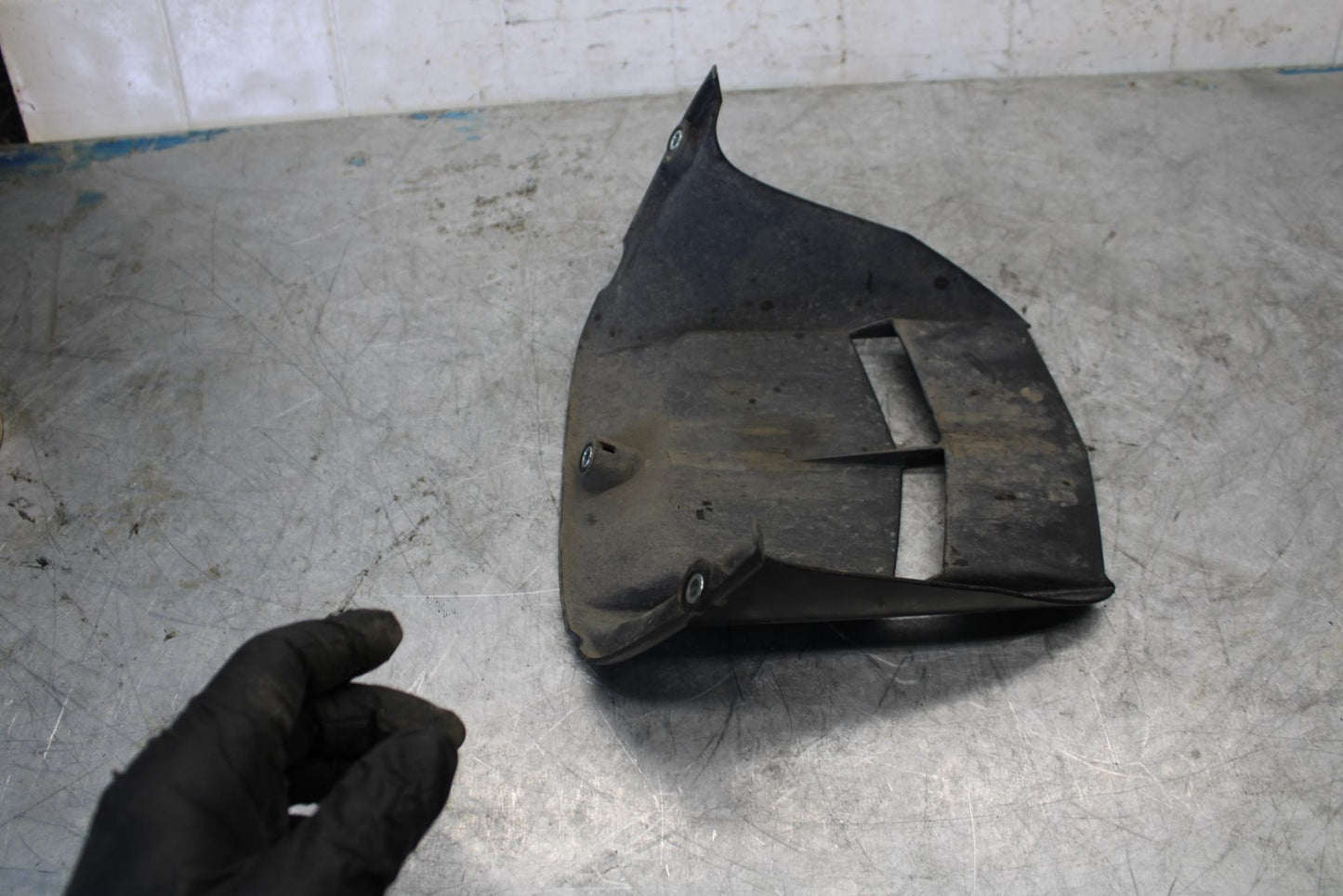 08-16 YAMAHA YZF R6 REAR BACK WHEEL TIRE HUGGER FENDER BB431