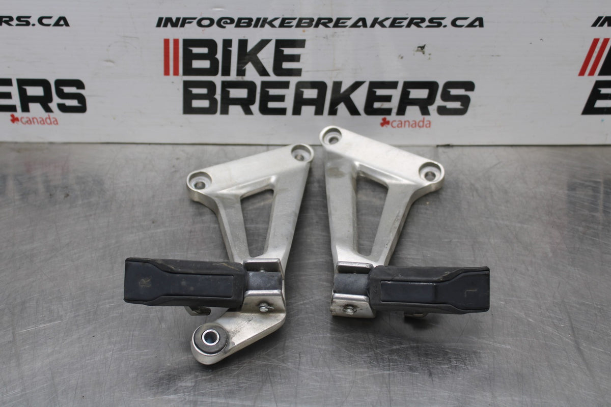 08 HONDA CBR125R REAR BACK PASSENGER PEG SET PAIR BB839