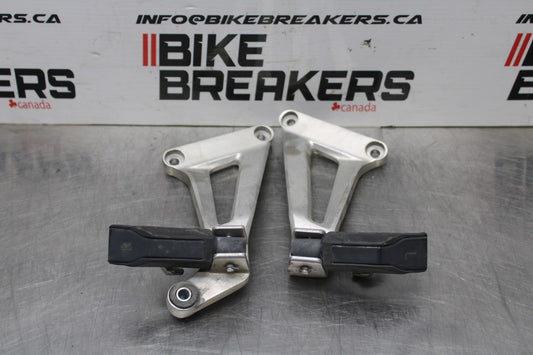 08 HONDA CBR125R REAR BACK PASSENGER PEG SET PAIR BB839