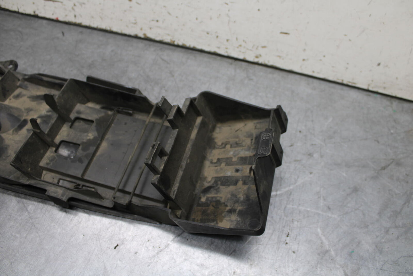 11-23 SUZUKI GSXR 750 REAR BACK TAIL UNDERTAIL BATTERY TRAY PLASTIC BB55