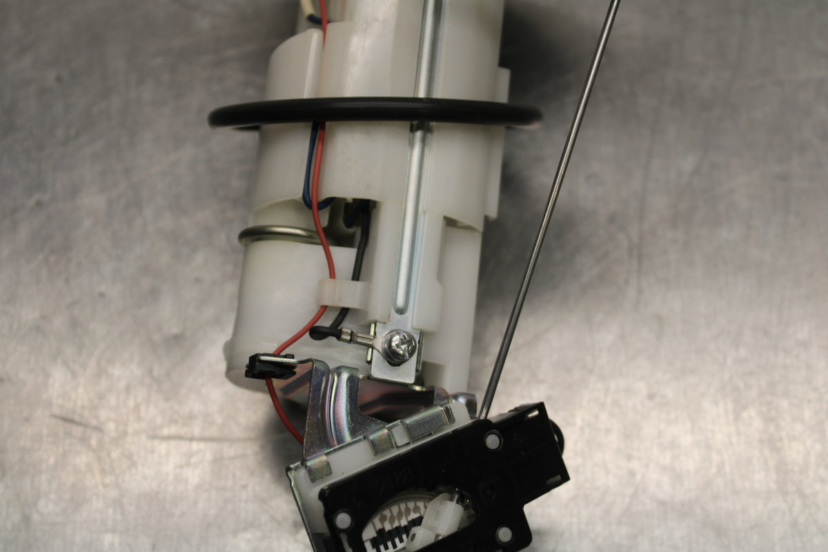 09 SUZUKI GSXR600 FUEL PUMP GAS PETROL SENDER UNIT BB759
