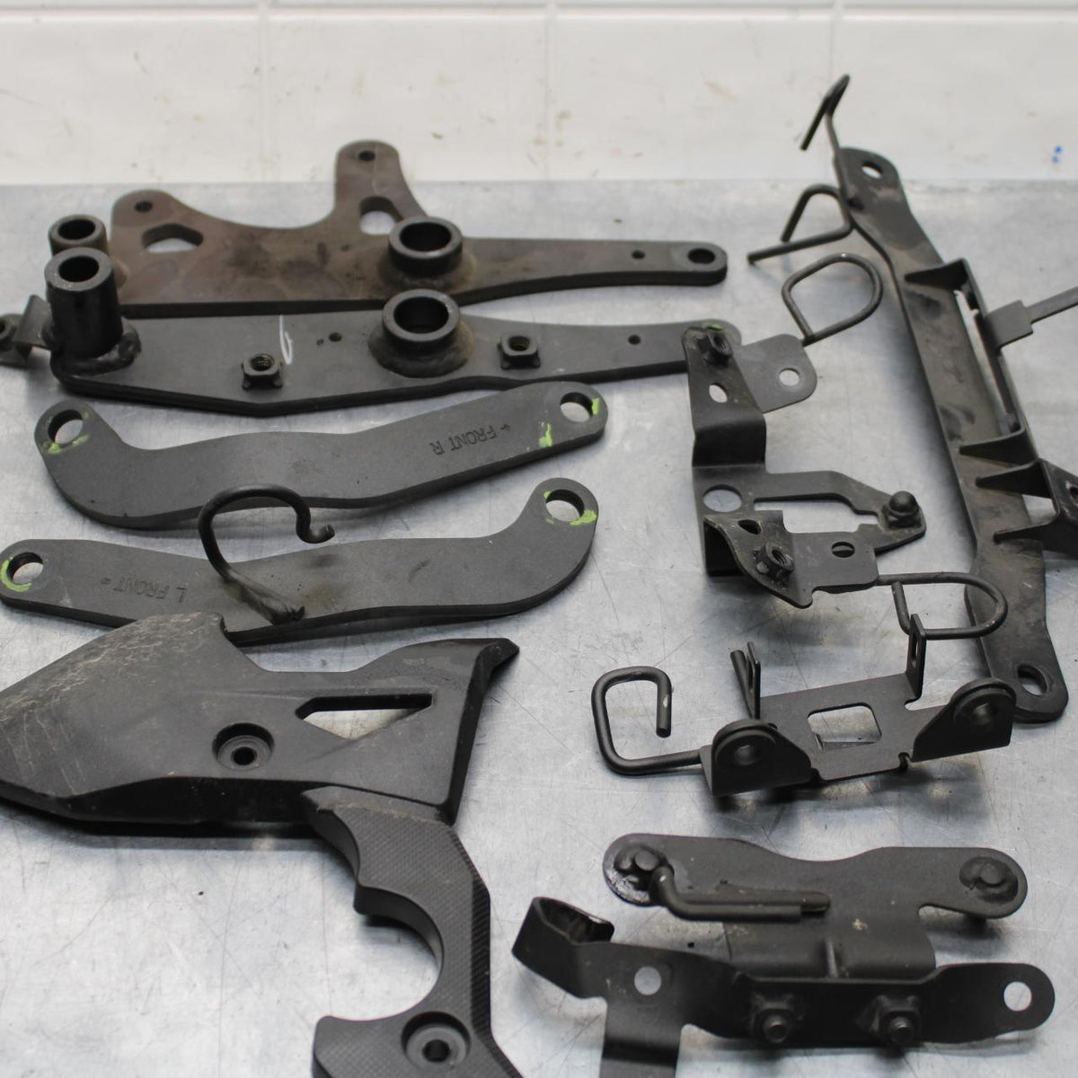20 KAWASAKI Z400 ER400 ABS ENGINE MOUNT MOTOR BRACKET BB586