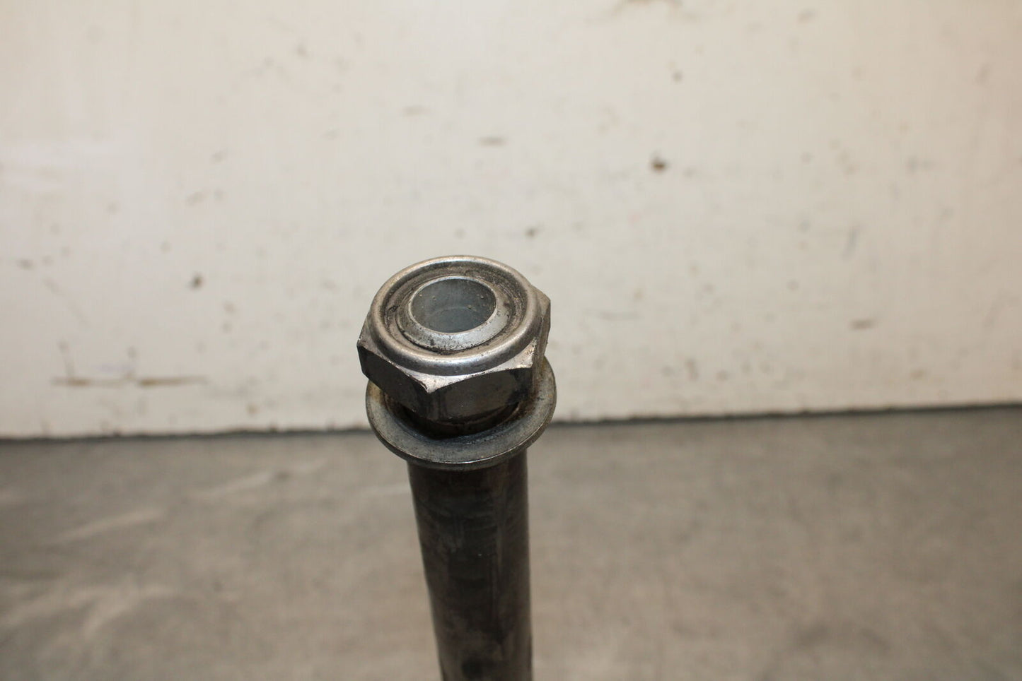 05-06 HONDA CBR600RR REAR AXLE BACK WHEEL BOLT AXEL 42301-MEE-D00  BB655