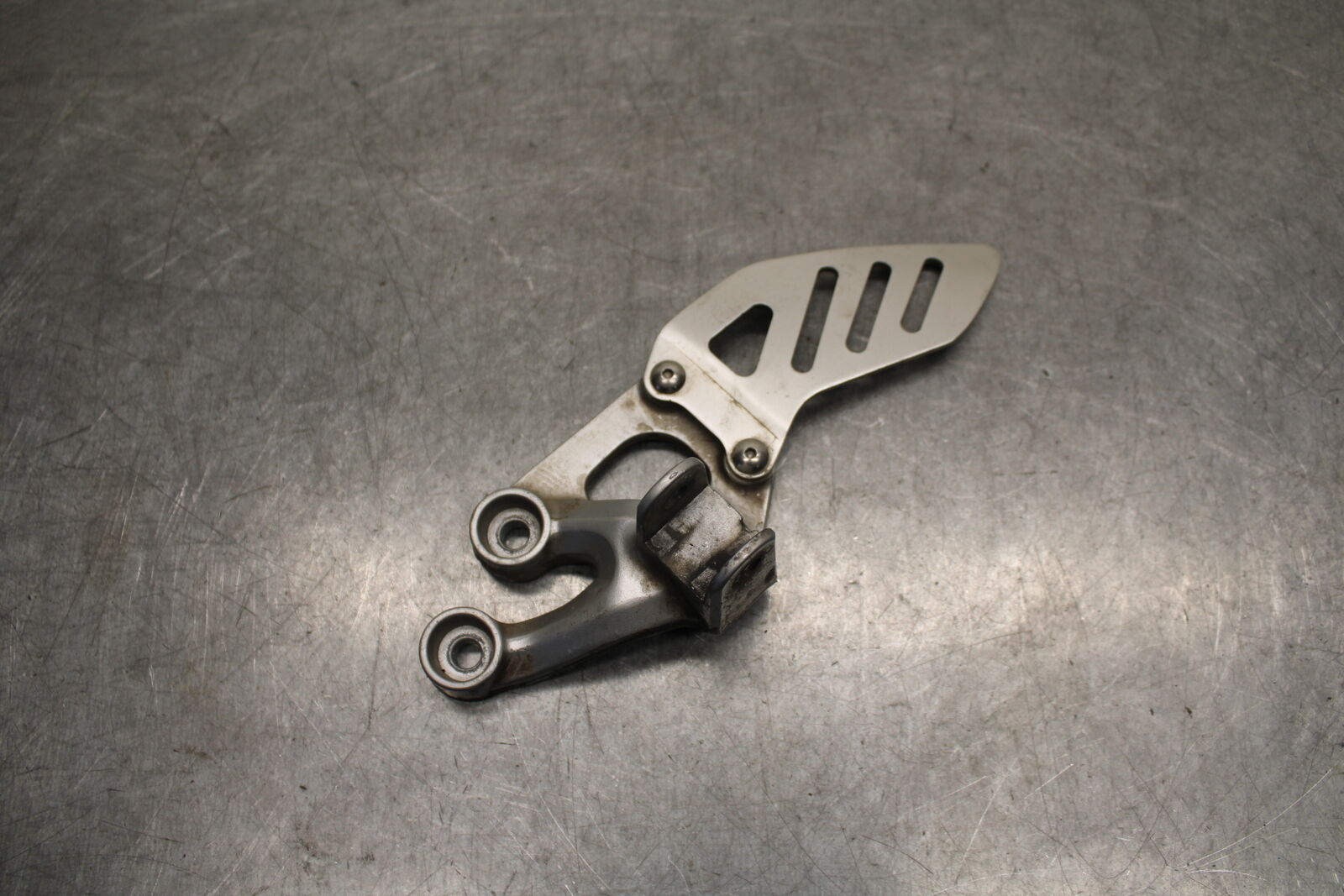 06-07 SUZUKI GSXR750 LEFT REARSET REAR SET DRIVER FOOT PEG REST STOP BB670