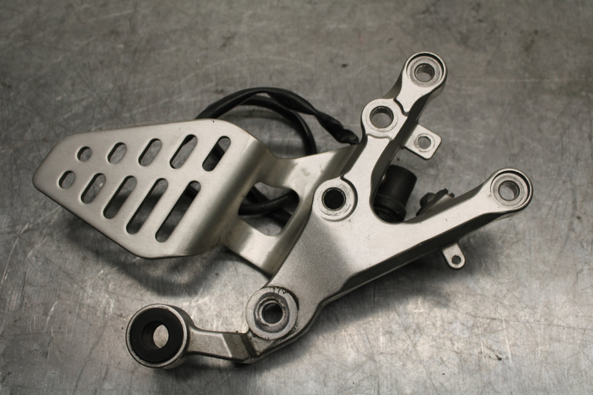 06 YAMAHA YZF R6 RIGHT LEFT REARSETS REAR SET DRIVER FOOT PEGS  BB716