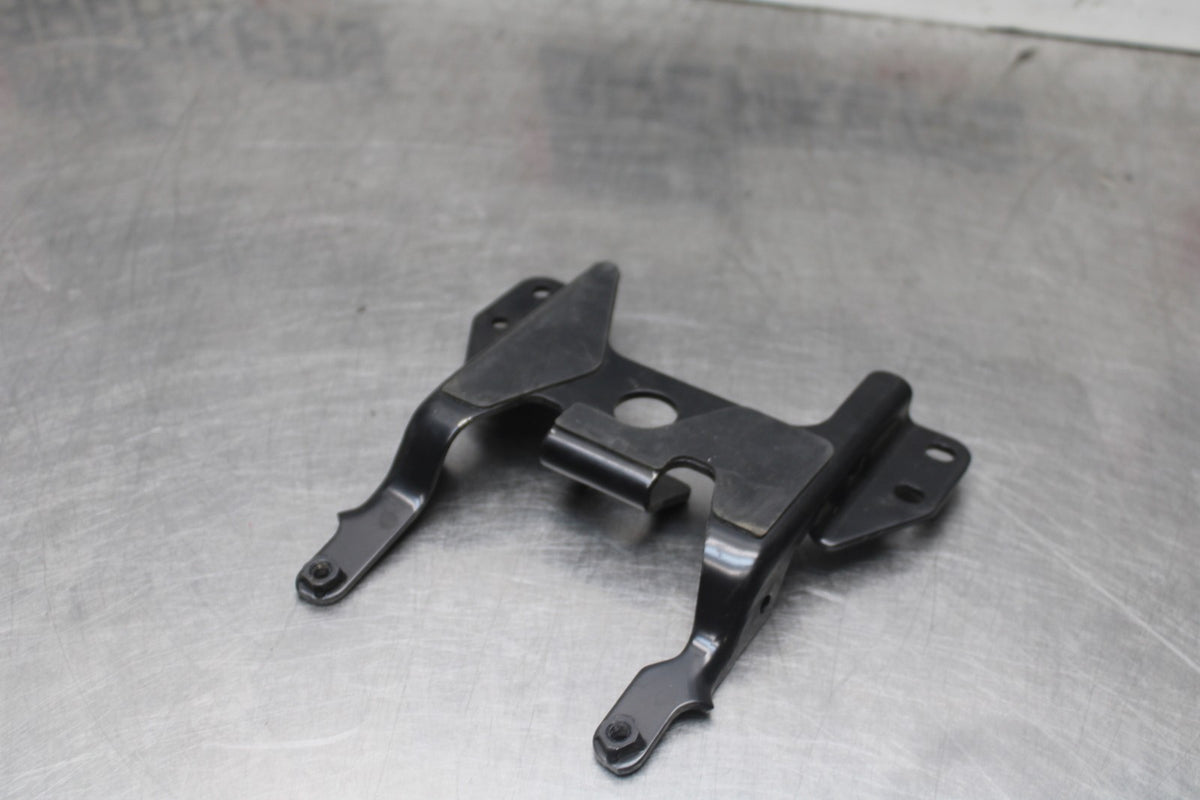 23-24 YAMAHA MT-07 FRONT SEAT MOUNTING BRACKET MOUNT BB927