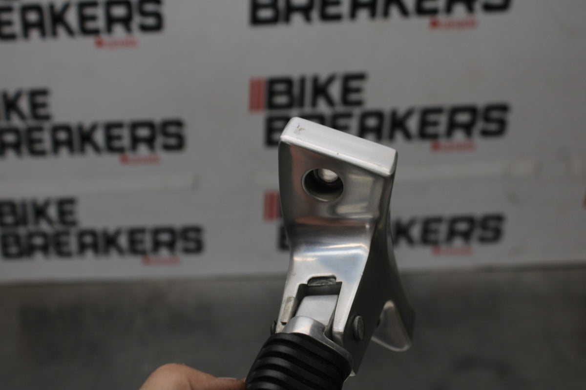 05-09 SUZUKI BOULEVARD C90 REAR PASSENGER FOOT STEP PEG SET PAIR BB918
