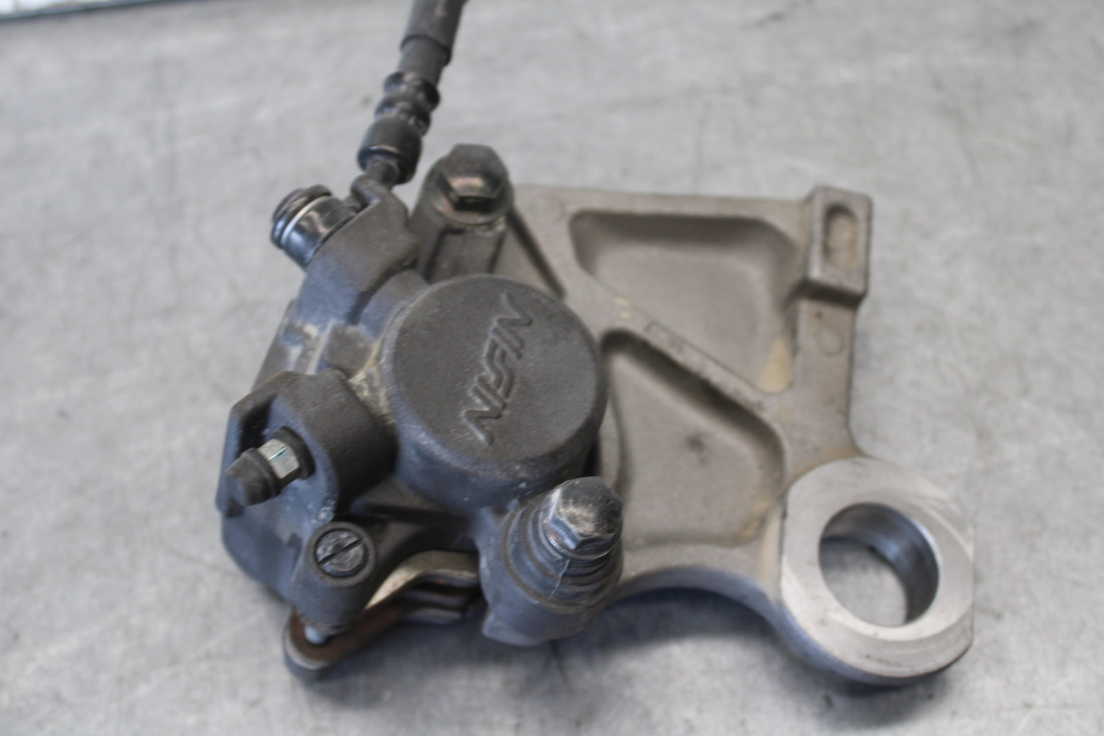 08-17 YAMAHA YZF R6 REAR BACK BRAKE CALIPER W MOUNT BRACKET 2C0-2580W-00-00