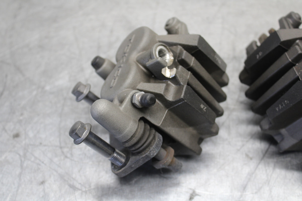 12-17 KAWASAKI ER-6N Z650 RIGHT LEFT FRONT BRAKE CALIPER SET PAIR CALIPERS BB709