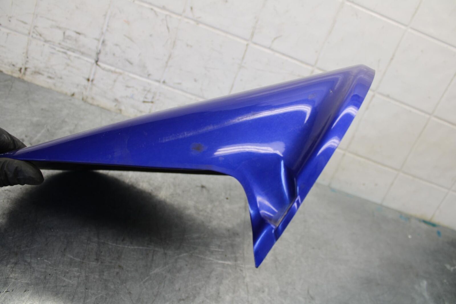 1998 Yamaha YZF R1 REAR BACK WHEEL TIRE HUGGER FENDER 99999-03155-00 BB53
