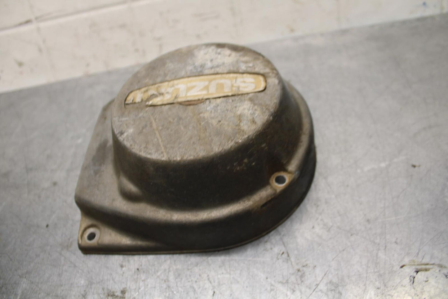 75 SUZUKI GT 550 STATOR MAGNETO ALTERNATOR GENERATOR COVER BB72
